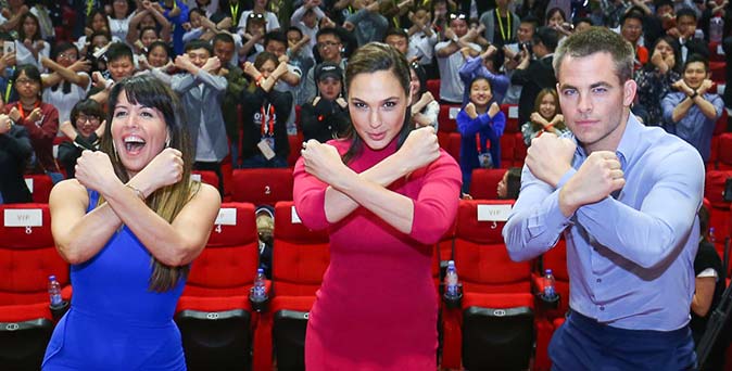 งานเปิดตัวหนัง Wonder Woman เดินหน้าโปรโมทที่ เซี่ยงไฮ้ แฟนคลับแห่ให้กำลังใจคับคั่ง