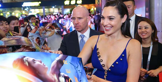 งานเปิดตัวหนัง กัล กาดอต นำทีม เดินพรมแดงเปิดตัว Wonder Woman ที่เซี่ยงไฮ้ ประเทศจีน