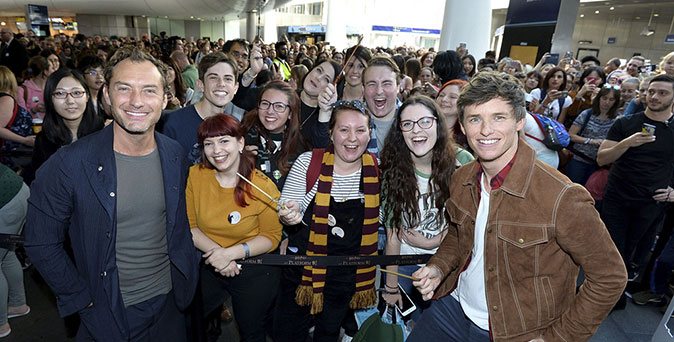 งานเปิดตัวหนัง เอ็ดดี้ เรดเมย์น และจู๊ด ลอว์ จาก Fantastic Beasts 2 โผล่เซอร์ไพรส์แฟนคลับ #BackToHogwarts