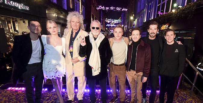 งานเปิดตัวหนัง ยิ่งใหญ่ ต้อนรับ 2 ตัวจริงวงควีน ใน The Carnaby Street Bohemian Rhapsody Light Installation